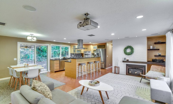 Palisades Casa | Lake Oswego Home w/ Covered Patio: Near Portland!