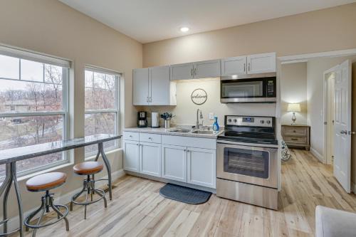 Lake Ozark Apartamento | Lake Ozark Apartment with Balcony Less Than 1 Mi to Water!
