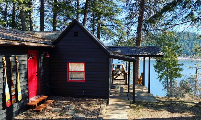 Sagle Casa | Lake Pend Oreille Cabin Dock, Boat Lift, Hot Tub