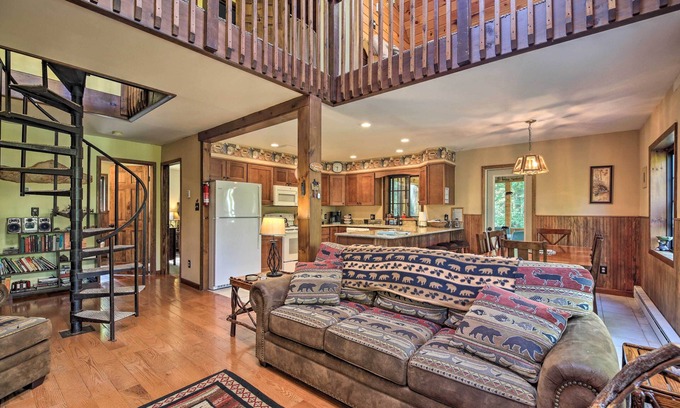 Lake Placid Cabaña | Lake Placid Chalet: Deck & Forest Views!