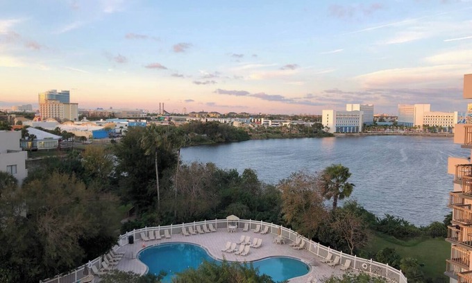 Southwest Orlando Condominio | Lake & Pool View 1 Mile From Universal