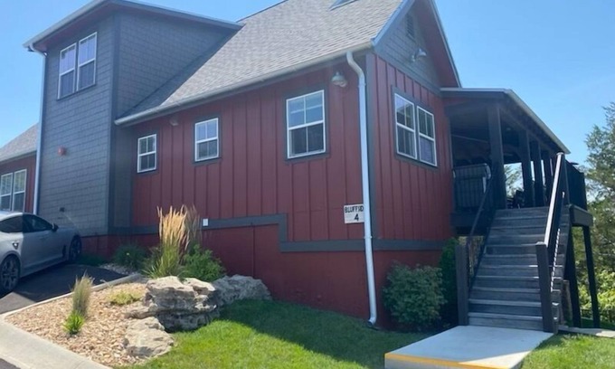 Kimberling City Cabina | Lake Retreat, Lake Views & a Relaxing Hot Tub