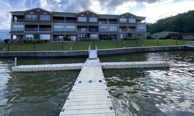 Alexander City Condominio | Lake Retreat with Ground Level Access, Pool and Designated Boat Slip