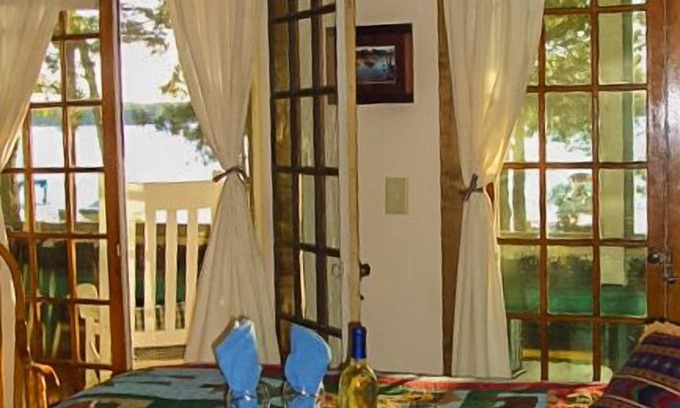 Lake Ripley Casa | Lake Ripley Lodge w Lake Front Rooms, Grand Porch, Kayaks & Paddleboard
