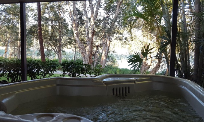 Emerald Beach Casa | Lake Russell Lakeside Retreat- McCubbin Cottage