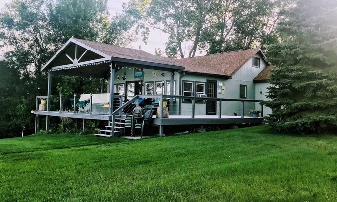 McLean County Cabina | Lake Sakakawea Lakefront ; Luxury Spacious 4-Bedroom Cabin