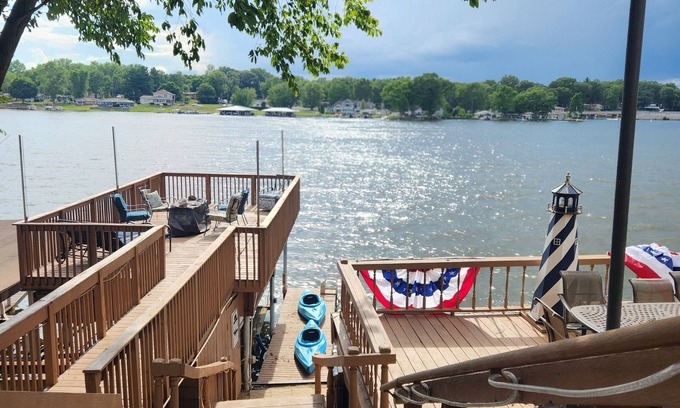 Monticello Casa | Lake Shafer Home: Boat, Swim, Kayak, BBQ, Sunsets, ten minutes to Indiana Beach