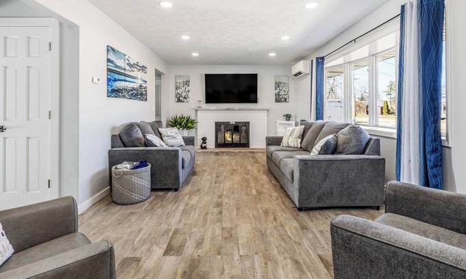 Escanaba Casa | Lake Shore Luxury- 4-bedroom house in charming Escanaba with AC, WiFi. Book now