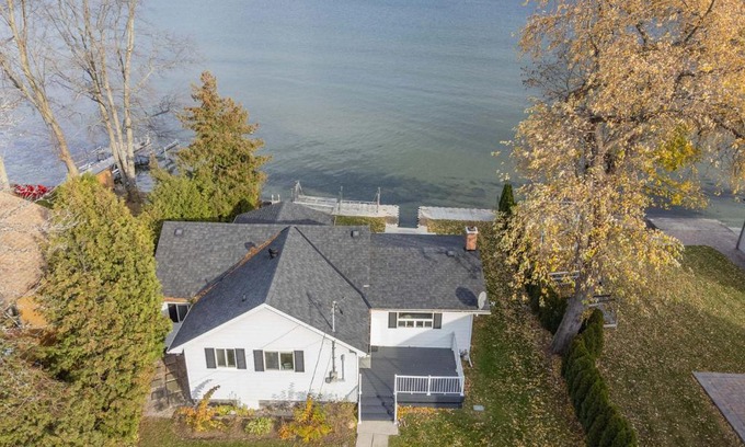 Alcona Casa | Lake Simcoe waterfront cottage