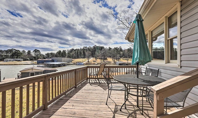 Milledgeville Casa | Lake Sinclair Cottage with Deck & Boat Dock!