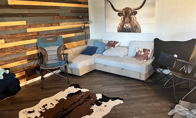 Somerville Cabina | Lake Somerville Cabin~ Pet Friendly~ Minutes from Lake!