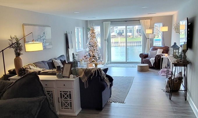 Anchorville Casa | Lake St. Clair at your door step
