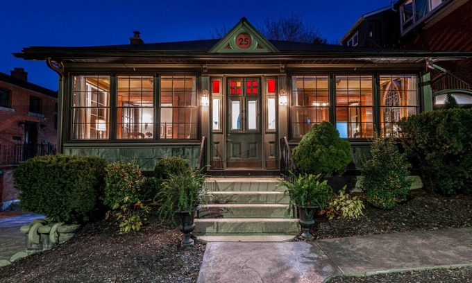 Stratford Apartamento | Lake Suite with Sunroom | by Henry House Stays