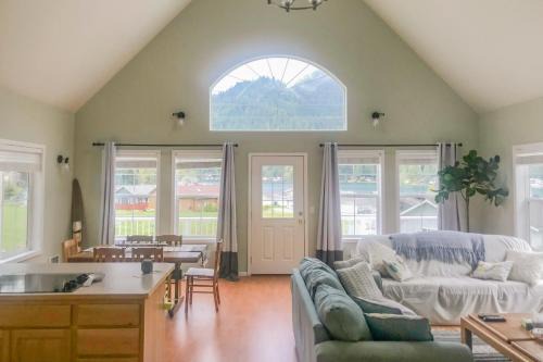 Maple Grove Casa | Lake Sutherland Surprise
