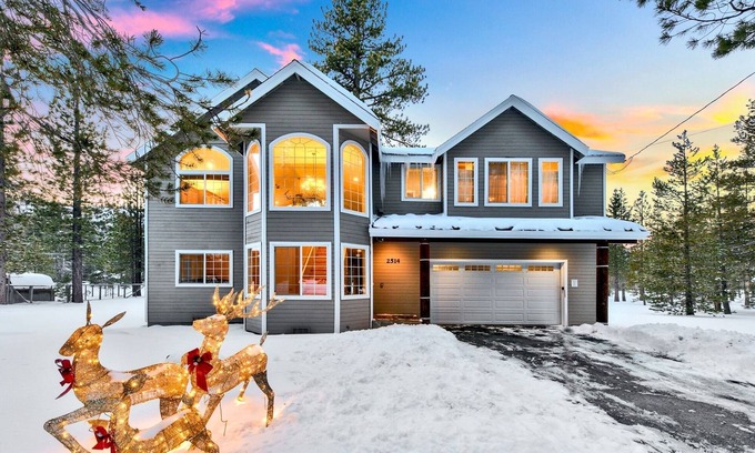 Tahoe Paradise Cabina | Lake Tahoe Base Camp! Air Conditioning, National Forest Land, Hot Tub, Pool Table, Dog Friendly