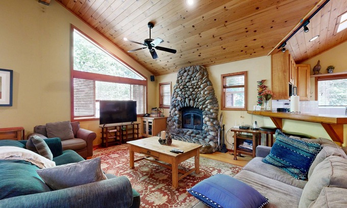 Comstock Acres Cabina | Lake Tahoe Cabin with Hot Tub, Private Studio, Garage & Yard - Near Resorts