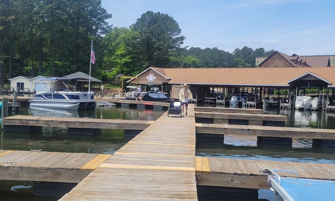 Mount Gilead Casa | Lake Tillery 7 Minutes to Marina! Sleeps 8, Large Deck with WiFi and AC