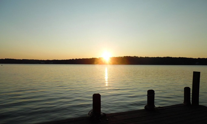 Norwood Casa | Lake Tillery: hermosos amaneceres, gran porche con mosquitero y casa recientemente renovada