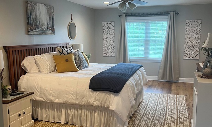 Mount Gilead Casa | Lake Tillery Waterfront home with Kayaks, paddle board and paddle boat!