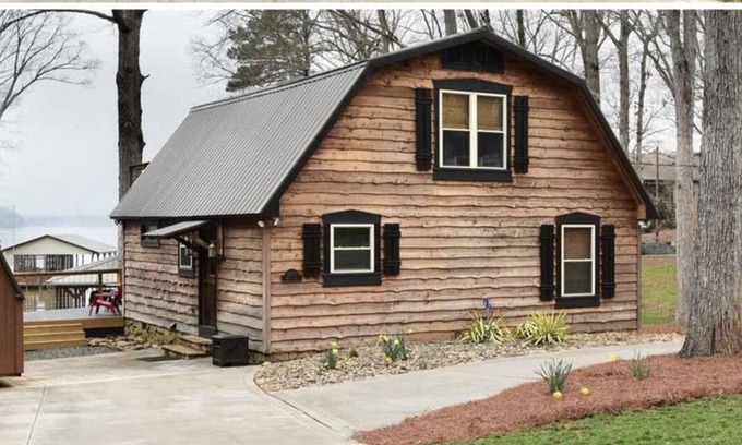 Norwood Casa | Lake Tillery Waterfront Home, Relax w Private Dock ~ Amazing Sunsets