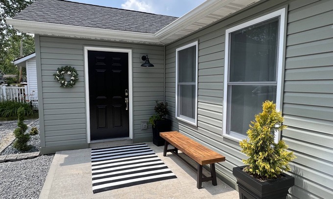 Craig Beach Cabaña | Lake Time Cottage Lake Milton OH: Wifi, Smart TVs, gas fire pit, lake toys,