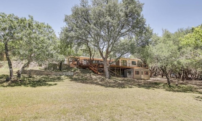 Lago Vista Casa | Lake Travis Valley View Retreat on 5 acres