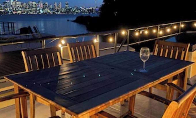 Wallingford Alquiler De Eote | Lake Union houseboat with skyline views from all three decks. Luxury living.