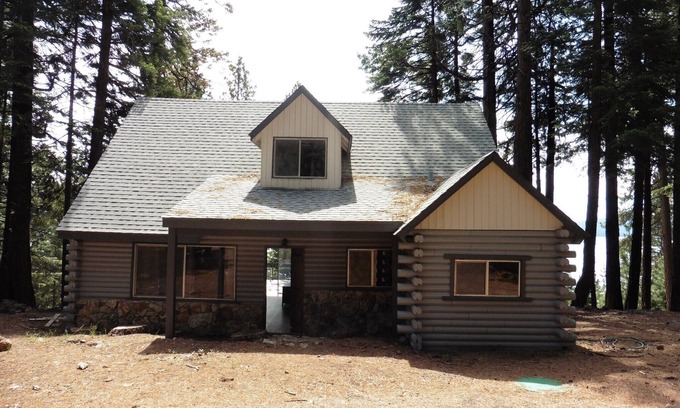 Lake Almanor Country Club Cabina | Lake Almanor County Club sleeps ten people beautiful view of lake off huge deck
