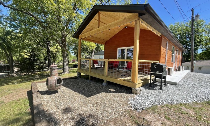 Grove Cabina | Lake view 2 bedroom cabin that sleeps 6. Private deck and fire pit area.