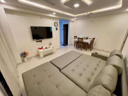 Powai Apartamento | Lake View 2 BHK in Powai A