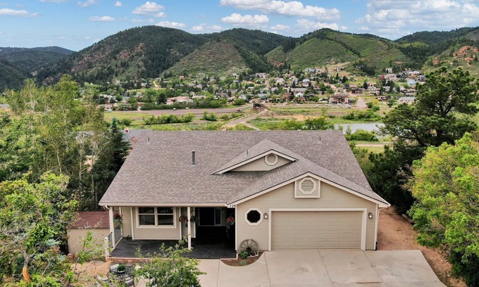 Palmer Lake Casa | Lake View 5-Bedroom House with a Mountain Backdrop
