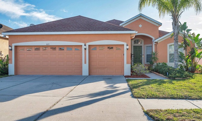 Ruskin Casa | Lake View 6 bedrooms, tennis Courts, playground, close to beach area, large home