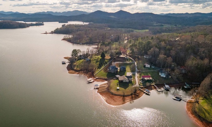 Hayesville Casa | Lake view and lakes access home on Lake Chatuge -mountain view -spacious home.