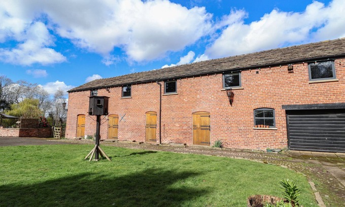 Macclesfield Cabaña | LAKE VIEW BARN, family friendly, with hot tub in Macclesfield