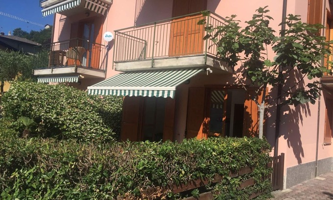 Sala Comacina Apartamento | Vista al lago Precioso apartamento de tres habitaciones con jardín y piscina. Lago de Como
