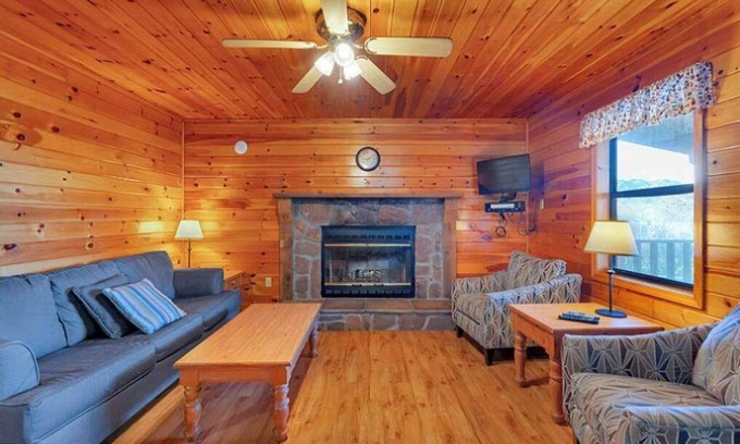 Byrdstown Cabina | Lake View Bliss: 2-Bedroom Cabin on Enchanting Dale Hollow Lake #6!