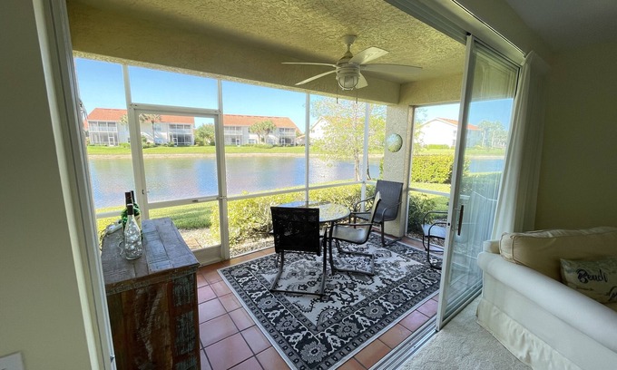 Naples Condominio | Vista al lago - Luminoso y ventilado, unidad final Condo-1st Floor-Walk to Pool & Clubhouse