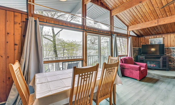 Hadley Cabina | Lake-View Cabin w/ Furnished Deck in Hadley!