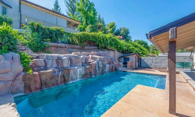 Oroville East Casa | Hermosa casa con vista al lago con piscina en cascada