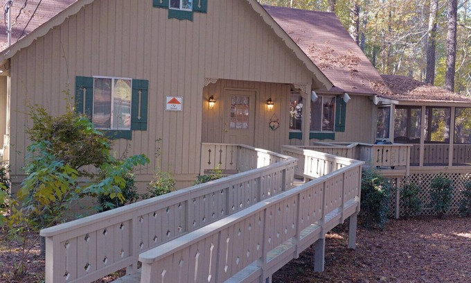 Pine Mountain Chalet De Esquí | Lake View chalet with screened in porch perfect for weekend getaway!