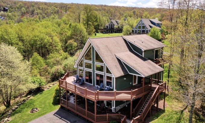 Oakland Chalet De Esquí | Lake View Chalet with Hot Tub and Fire Pit