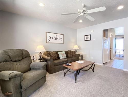 Harbor Village Casa | Lake View Condo 890 3
