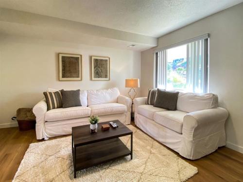 Harbor Village Casa | Lake View Condo 902 4
