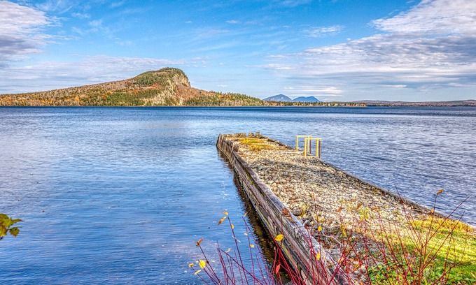 Rockwood Condominio | Lake view condo overlooking Mt. Kineo with shared dock, balcony & fast WiFi