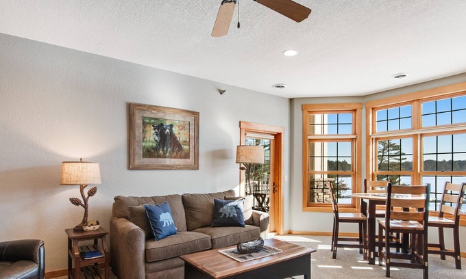 Three Lakes Condominio | Lake-view condo with indoor pool, hot tubs, sports courts, game room, & gym