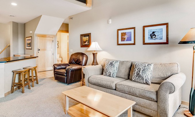 Three Lakes Condominio | Lake-view condo with fireplace, loft, washer/dryer, pools, hot tubs, & firepit