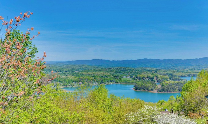 Hiawassee Condominio | Lake-View Condo with Covered Deck in Hiawassee!