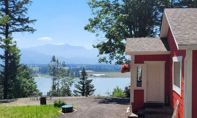 Agassiz Casa | Lake View Cottage in Agassiz