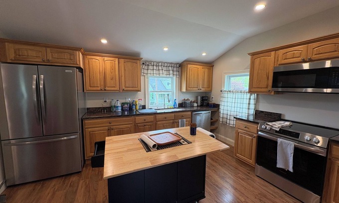 Pittsfield Casa | Lake View Cozy Cottage