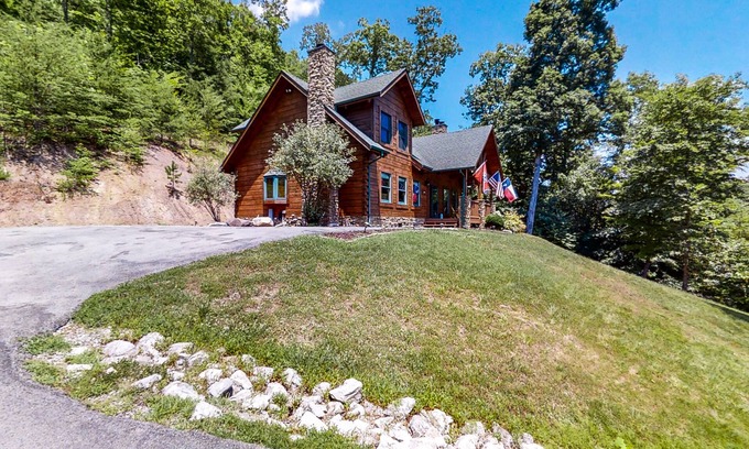 Tazewell Cabina | Lake view dog-friendly cabin w/private deck, gas grill, wood fireplace, and W/D